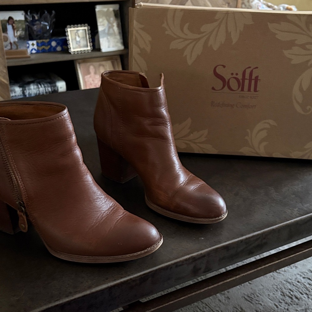 Women's Sofft Chestnut tan Leather Ankle Boots size 9